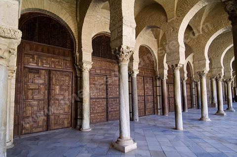 Galerie et porte d'accés de la salle des prières de la grande mosquée de Kairouan