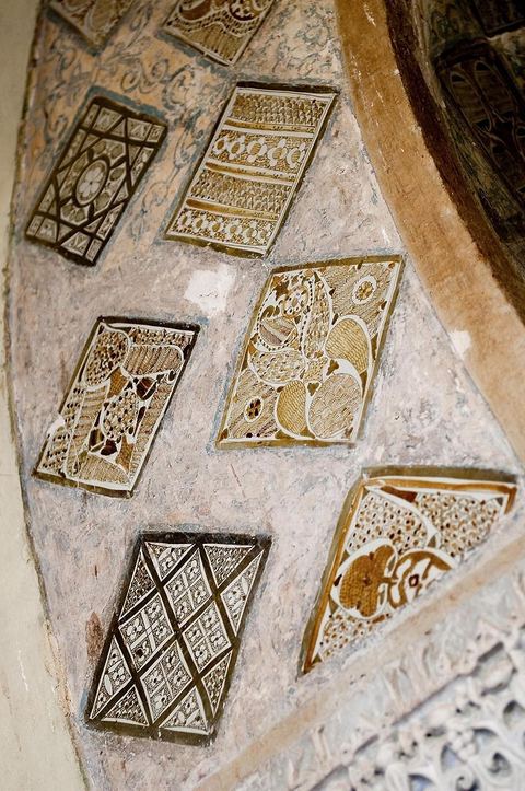 Détail du Mirhab de la salle des prières de la Grande Mosquée de Kairouan, le mirhab est entouré de 130 plaques de faiences à reflets métalliques importés de Bagdad au IXème siècle
