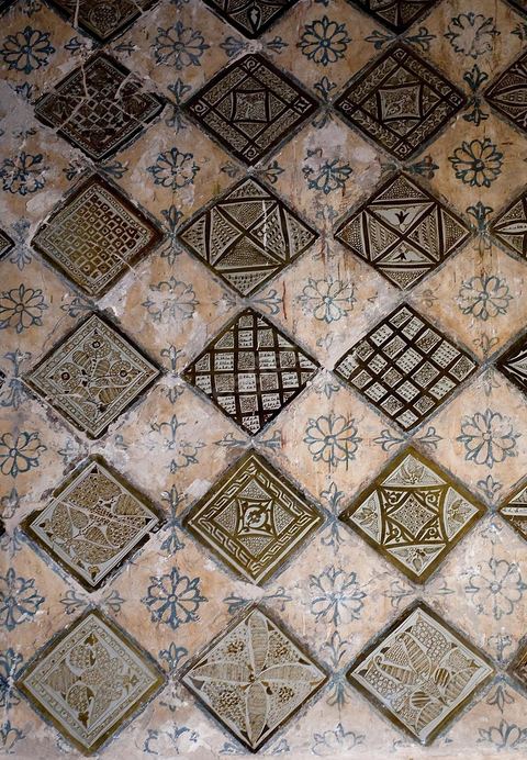 Détail du Mirhab de la salle des prières de la Grande Mosquée de Kairouan, le mirhab est entouré de 130 plaques de faiences à reflets métalliques importés de Bagdad au IXème siècle