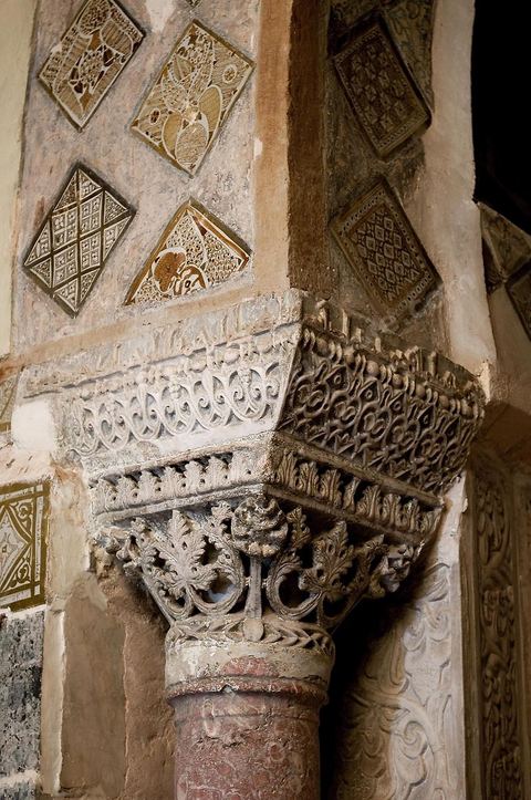Détail du Mirhab de la salle des prières de la Grande Mosquée de Kairouan, le mirhab est entouré de 130 plaques de faiences à reflets métalliques importés de Bagdad au IXème siècle