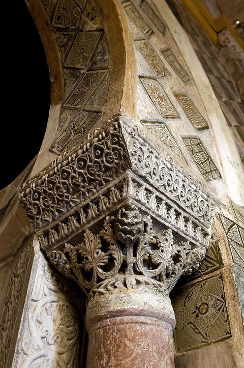 Détail du Mirhab de la salle des prières de la Grande Mosquée de Kairouan, le mirhab est entouré de 130 plaques de faiences à reflets métalliques importés de Bagdad au IXème siècle