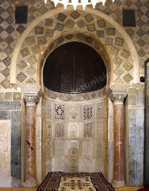 Mirhab de la salle des prières de la Grande Mosquée de Kairouan, le mirhab est entouré de 130 plaques de faiences à reflets métalliques importés de Bagdad au IXème siècle
