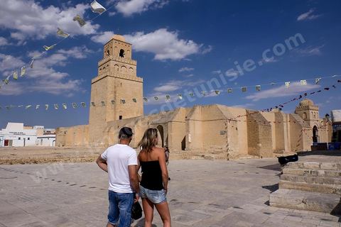 28 juin 2015 : Devant la grande mosquée de Kairouan désertée par les touristes. Ville où a étudié le terroriste de Sousse, Seiffeddine Rezgui.