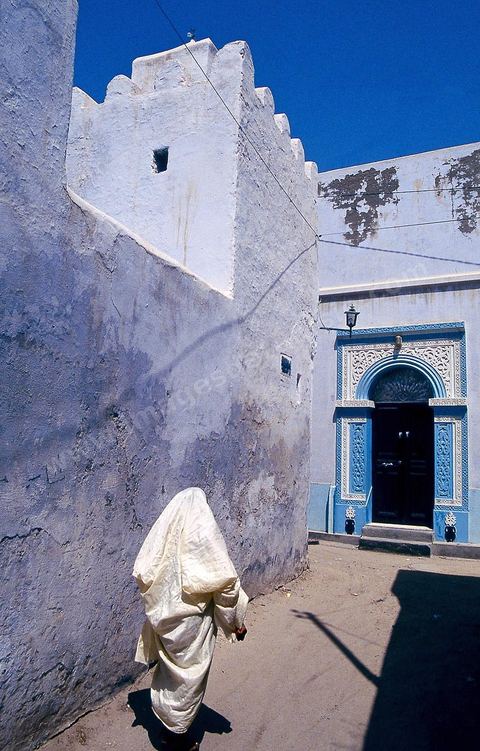 femme en safsari dans une ruelle de la medina de Kairouan