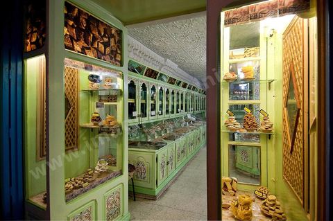 Ruelle de la medina de Kairouan, patisserie traditionnelle kairouannaise, le Makroud