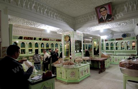 Ruelle de la medina de Kairouan, patisserie traditionnelle kairouannaise, le Makroud