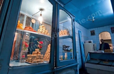 Ruelle de la medina de Kairouan, patisserie traditionnelle kairouannaise, le Makroud