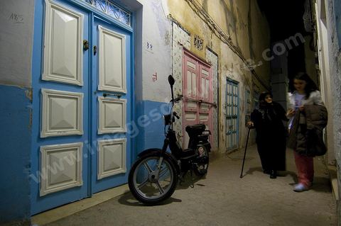 La medina de Kairouan, ruelle et scène de rue la nuit