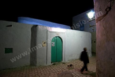 La medina de Kairouan, ruelle et scène de rue la nuit