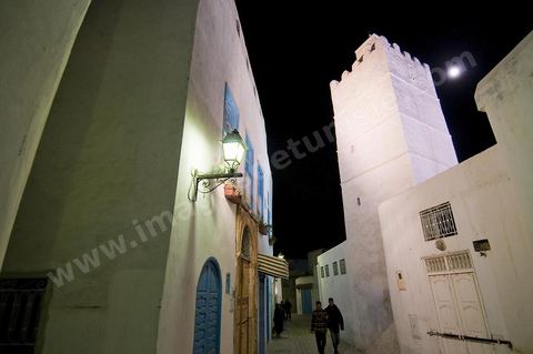La medina de Kairouan, ruelle et scène de rue la nuit