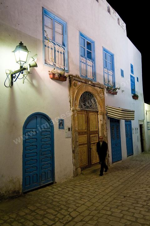 La medina de Kairouan, ruelle et scène de rue la nuit