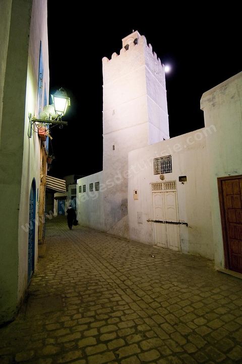 La medina de Kairouan, ruelle et scène de rue la nuit