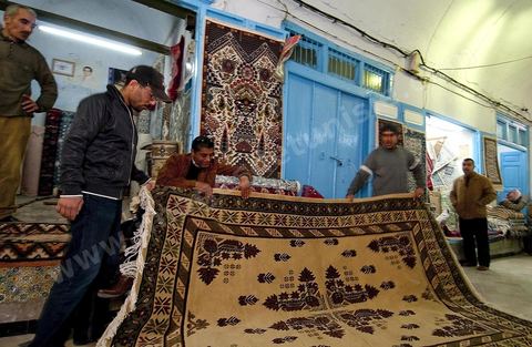 Vente aux enchères de tapis dans la medina de Kairouan