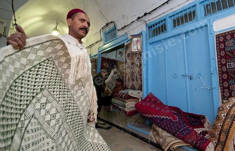 Vente aux enchères de tapis dans la medina de Kairouan
