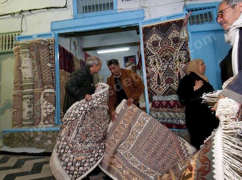 Vente aux enchères de tapis dans la medina de Kairouan