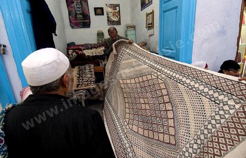 Vente aux enchères de tapis dans la medina de Kairouan