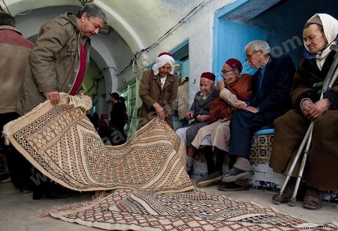 Vente aux enchères de tapis dans la medina de Kairouan