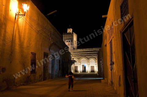 La medina de Kairouan, la mosquée aux trois portes la nuit