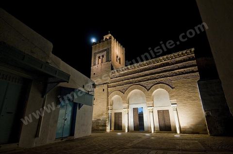 La medina de Kairouan, la mosquée aux trois portes la nuit
