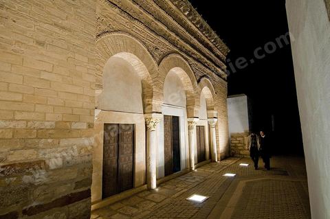 La medina de Kairouan, la mosquée aux trois portes la nuit