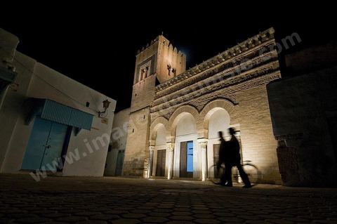 La medina de Kairouan, la mosquée aux trois portes la nuit