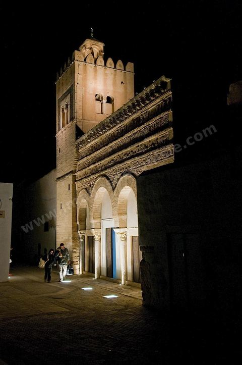 La medina de Kairouan, la mosquée aux trois portes la nuit