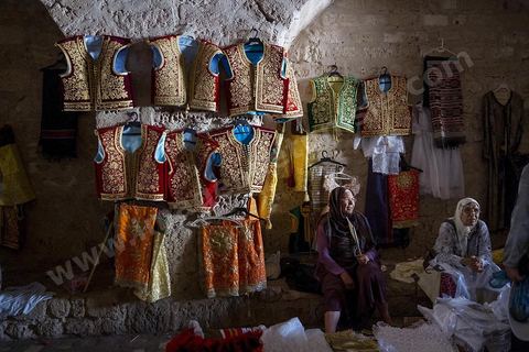Mahdia, marché aux costumes traditionnels par les femmes de la région. Ce marché traditionnel perdure depuis des années et a lieu sous la Skifa El Kahla de Mahdia. Les femmes vendent ici les costumes traditionnels féminins pour les mariages. Costumes en soie, fil d'or et d'argent tissées par les femmes chez elles.