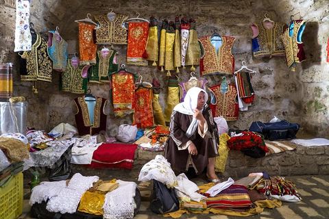 Mahdia, marché aux costumes traditionnels par les femmes de la région. Ce marché traditionnel perdure depuis des années et a lieu sous la Skifa El Kahla de Mahdia. Les femmes vendent ici les costumes traditionnels féminins pour les mariages. Costumes en soie, fil d'or et d'argent tissées par les femmes chez elles.
