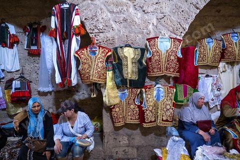 Mahdia, marché aux costumes traditionnels par les femmes de la région. Ce marché traditionnel perdure depuis des années et a lieu sous la Skifa El Kahla de Mahdia. Les femmes vendent ici les costumes traditionnels féminins pour les mariages. Costumes en soie, fil d'or et d'argent tissées par les femmes chez elles.