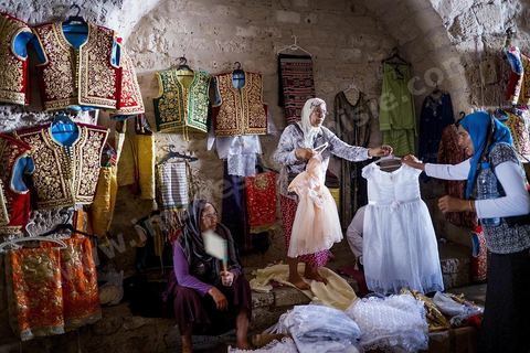 Mahdia, marché aux costumes traditionnels par les femmes de la région. Ce marché traditionnel perdure depuis des années et a lieu sous la Skifa El Kahla de Mahdia. Les femmes vendent ici les costumes traditionnels féminins pour les mariages. Costumes en soie, fil d'or et d'argent tissées par les femmes chez elles.