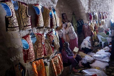 Mahdia, marché aux costumes traditionnels par les femmes de la région. Ce marché traditionnel perdure depuis des années et a lieu sous la Skifa El Kahla de Mahdia. Les femmes vendent ici les costumes traditionnels féminins pour les mariages. Costumes en soie, fil d'or et d'argent tissées par les femmes chez elles.