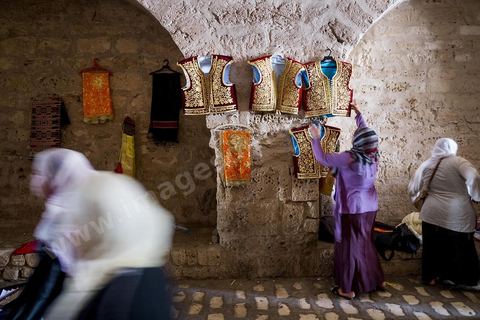 Mahdia, marché aux costumes traditionnels par les femmes de la région. Ce marché traditionnel perdure depuis des années et a lieu sous la Skifa El Kahla de Mahdia. Les femmes vendent ici les costumes traditionnels féminins pour les mariages. Costumes en soie, fil d'or et d'argent tissées par les femmes chez elles.