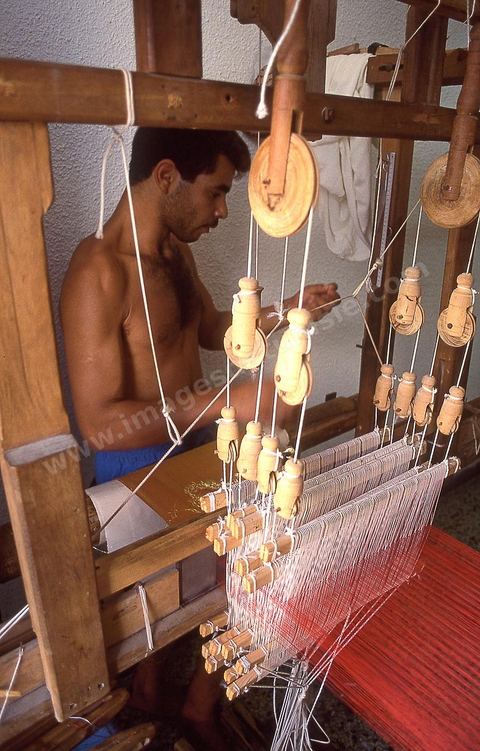 Artisan tisseur dans la medina de Mahdia