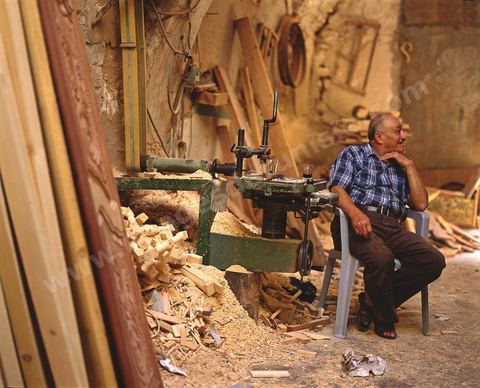 Menuisier prenant un café dans son atelier dans la medina de Mahdia