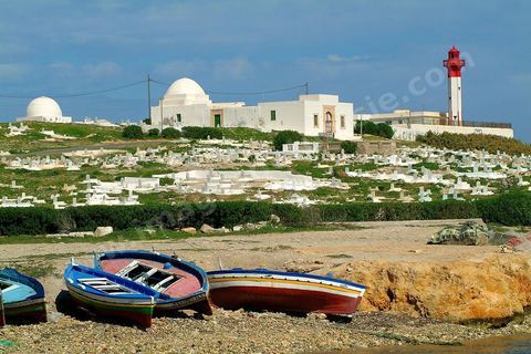 pêcheurs et barques dans le port fatimide de Mahdia