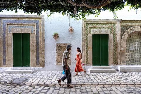 Des touristiques anglais en visite place du Caire et de la petite mosquée Hamza. La presqu'île de Mahdia est le coeur historique de la ville, avec la medina et à sa pointe le cimetière marin et le borj. La partie résidentielle, appellée Borj Erras, est un mélange de palais et de maisaons traditionnelle de pêcheurs. 