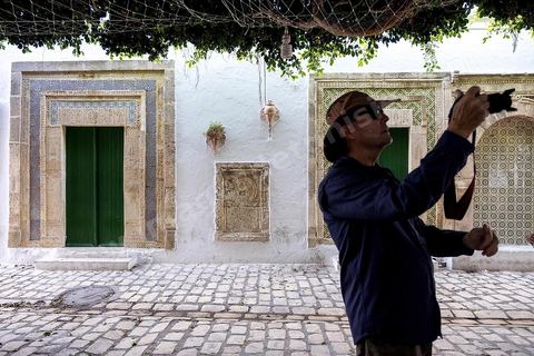 Des touristiques anglais en visite place du Caire et de la petite mosquée Hamza. La presqu'île de Mahdia est le coeur historique de la ville, avec la medina et à sa pointe le cimetière marin et le borj. La partie résidentielle, appellée Borj Erras, est un mélange de palais et de maisaons traditionnelle de pêcheurs. 