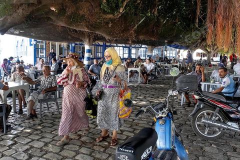 Sous les grands eucalyptus près du marché le amtin le café est un heut liu de rencontres. La presqu'île de Mahdia est le coeur historique de la ville, avec la medina et à sa pointe le cimetière marin et le borj. La partie résidentielle, appellée Borj Erras, est un mélange de palais et de maisaons traditionnelle de pêcheurs. 