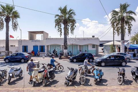 Autour du marché central. La presqu'île de Mahdia est le coeur historique de la ville, avec la medina et à sa pointe le cimetière marin et le borj. La partie résidentielle, appellée Borj Erras, est un mélange de palais et de maisaons traditionnelle de pêcheurs. 