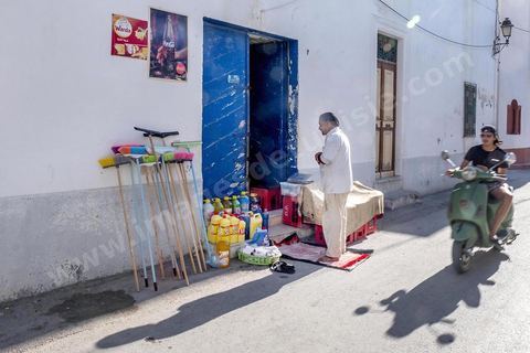 Devant sa boutique, l'épicier fait sa prière de l'après midi avant de reprend son travaiL. La presqu'île de Mahdia est le coeur historique de la ville, avec la medina et à sa pointe le cimetière marin et le borj. La partie résidentielle, appellée Borj Erras, est un mélange de palais et de maisaons traditionnelle de pêcheurs. 