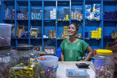 Epicerie de quartier au coeur de la medina tenue par Azziza. La presqu'île de Mahdia est le coeur historique de la ville, avec la medina et à sa pointe le cimetière marin et le borj. La partie résidentielle, appellée Borj Erras, est un mélange de palais et de maisaons traditionnelle de pêcheurs. 