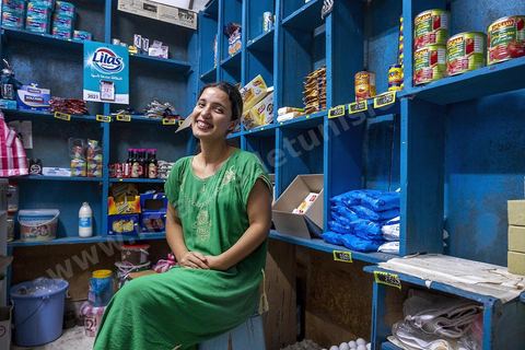 Epicerie de quartier au coeur de la medina tenue par Azziza. La presqu'île de Mahdia est le coeur historique de la ville, avec la medina et à sa pointe le cimetière marin et le borj. La partie résidentielle, appellée Borj Erras, est un mélange de palais et de maisaons traditionnelle de pêcheurs. 