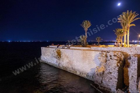 La presqu'île de Mahdia est le coeur historique de la ville, avec la medina et à sa pointe le cimetière marin et le borj. La partie résidentielle, appellée Borj Erras, est un mélange de palais et de maisaons traditionnelle de pêcheurs. 
