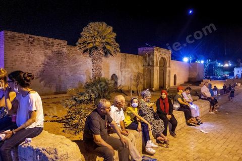 la grande mosquée de Mahdia. La presqu'île de Mahdia est le coeur historique de la ville, avec la medina et à sa pointe le cimetière marin et le borj. La partie résidentielle, appellée Borj Erras, est un mélange de palais et de maisaons traditionnelle de pêcheurs. 