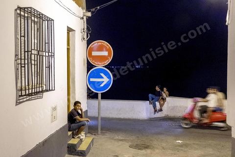 En ces périodes estivales et de grosses chaleurs, la medina s'anime le soir. La presqu'île de Mahdia est le coeur historique de la ville, avec la medina et à sa pointe le cimetière marin et le borj. La partie résidentielle, appellée Borj Erras, est un mélange de palais et de maisaons traditionnelle de pêcheurs. 