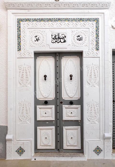 portes de la medina de Mahdia. La presqu'île de Mahdia est le coeur historique de la ville, avec la medina et à sa pointe le cimetière marin et le borj. La partie résidentielle, appellée Borj Erras, est un mélange de palais et de maisaons traditionnelle de pêcheurs. 