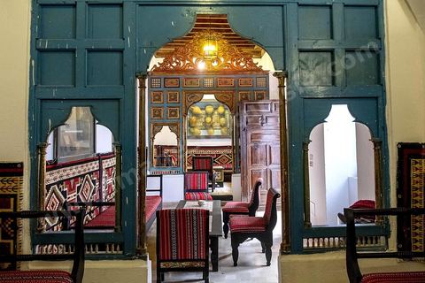 Le café El Medina dans une ancienne demeure bourgeoise en face de la Grande mosquée. La presqu'île de Mahdia est le coeur historique de la ville, avec la medina et à sa pointe le cimetière marin et le borj. La partie résidentielle, appellée Borj Erras, est un mélange de palais et de maisaons traditionnelle de pêcheurs. 
