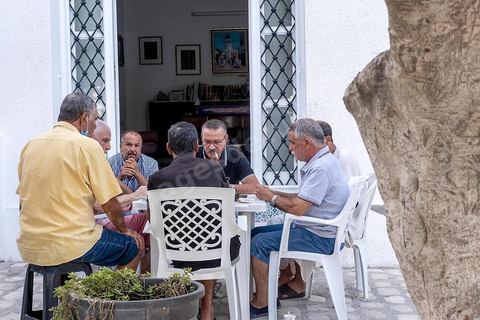 Devant leur maison, un grouep d'hommes joue installés dans la rue aux cartes. La presqu'île de Mahdia est le coeur historique de la ville, avec la medina et à sa pointe le cimetière marin et le borj. La partie résidentielle, appellée Borj Erras, est un mélange de palais et de maisaons traditionnelle de pêcheurs. 
