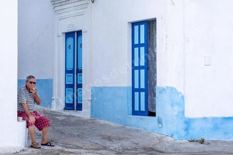 Ambiance dans les ruelles de la median du quartier Borj Erras. La presqu'île de Mahdia est le coeur historique de la ville, avec la medina et à sa pointe le cimetière marin et le borj. La partie résidentielle, appellée Borj Erras, est un mélange de palais et de maisaons traditionnelle de pêcheurs. 