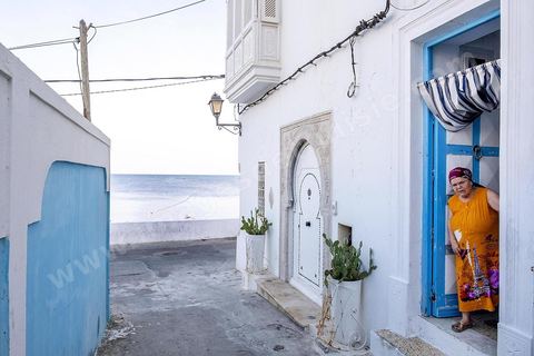 Ambiance dans les ruelles de la median du quartier Borj Erras. La presqu'île de Mahdia est le coeur historique de la ville, avec la medina et à sa pointe le cimetière marin et le borj. La partie résidentielle, appellée Borj Erras, est un mélange de palais et de maisaons traditionnelle de pêcheurs. 